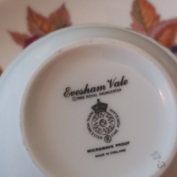 Royal Worcester Evesham Vale Cup &Saucer Set of Four...... - Picture 8 of 11